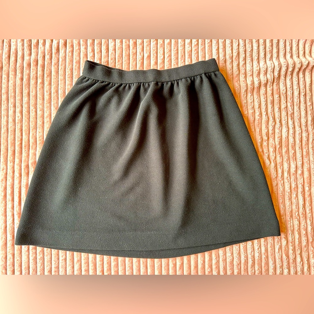 ELLE- small, black skirt with elastic waist